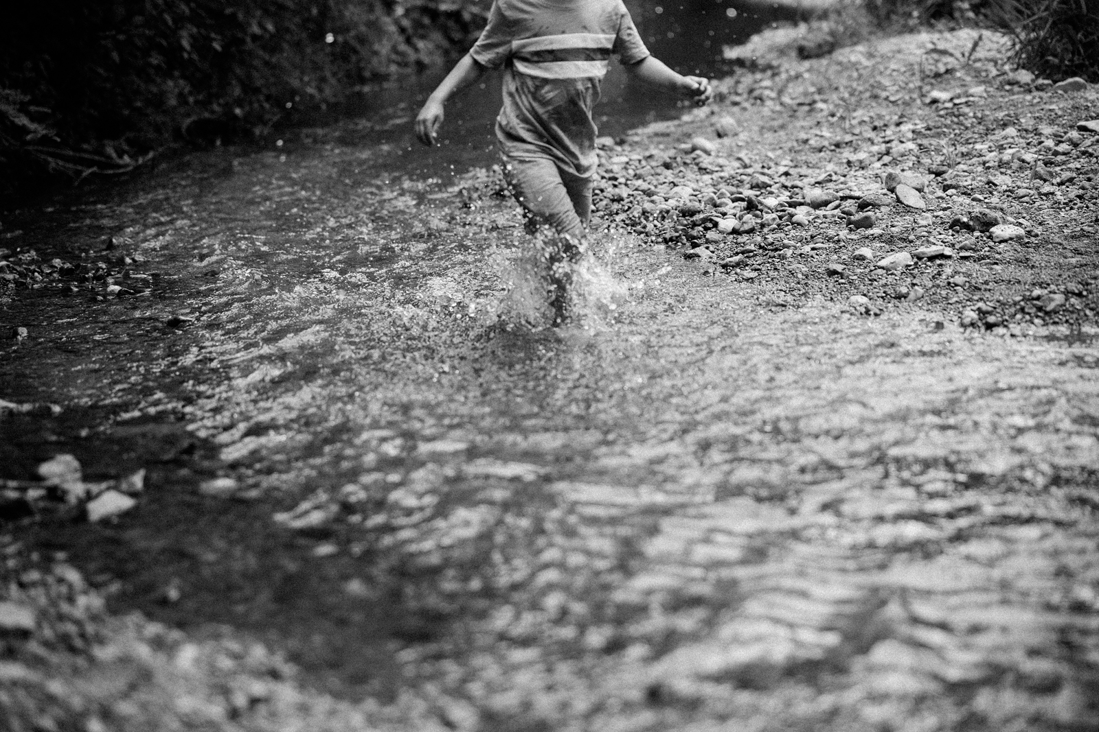 indianapolis lifestyle photographer creek stomping