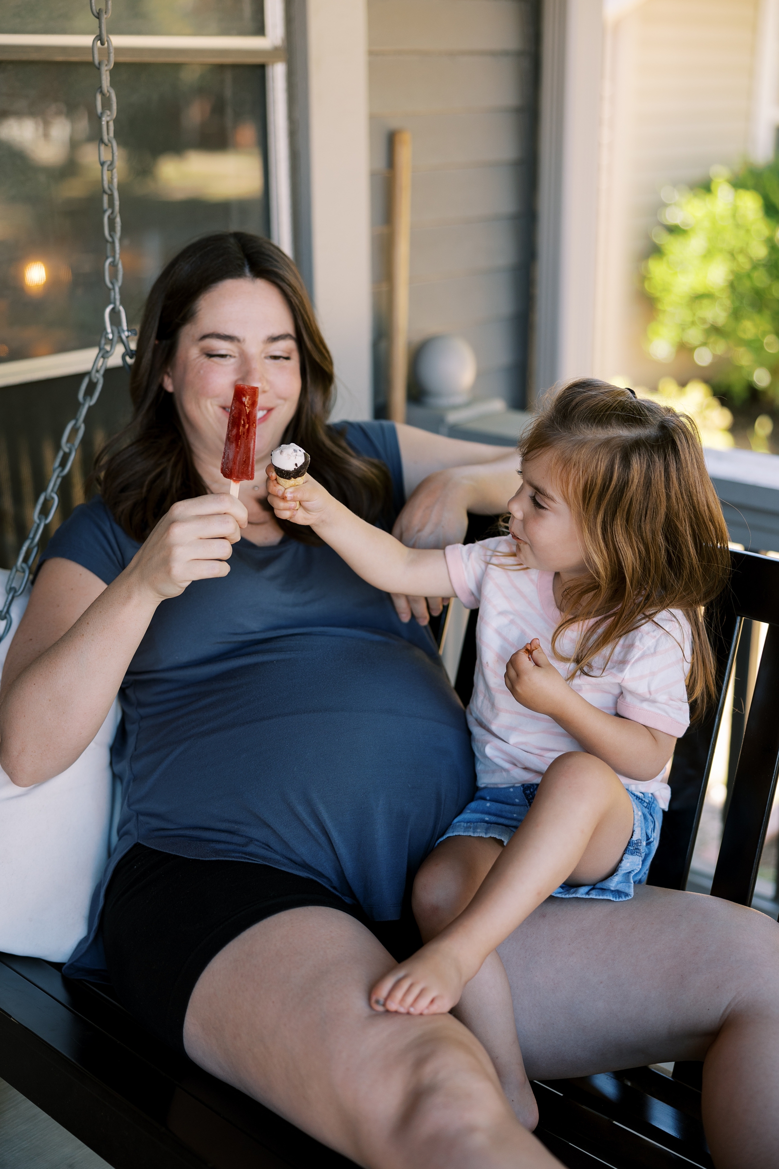indianapolis maternity photographer lifestyle session at home